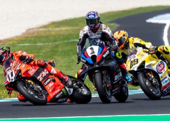 WSBK, Carrera Superpole: Otra más para Bulega, Bautista y Toprak… ¡menudo lío!