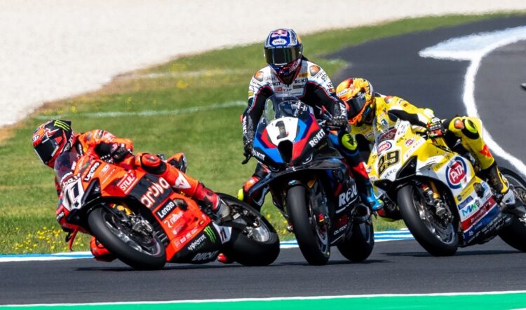 WSBK, Carrera Superpole: Otra más para Bulega, Bautista y Toprak… ¡menudo lío!