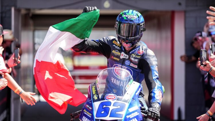 WSSP, Australia, Carrera 1: Manzi gana en su debut con la Yamaha R9