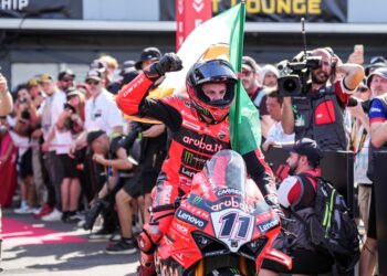 WSBK Australia, Carrera 1: Toprak no puede frenar la marcha triunfal de Bulega