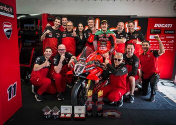 WSBK, Carrera 2: ¡Bulega se va de Phillip Island con triplete!