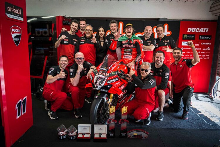 WSBK, Carrera 2: ¡Bulega se va de Phillip Island con triplete!