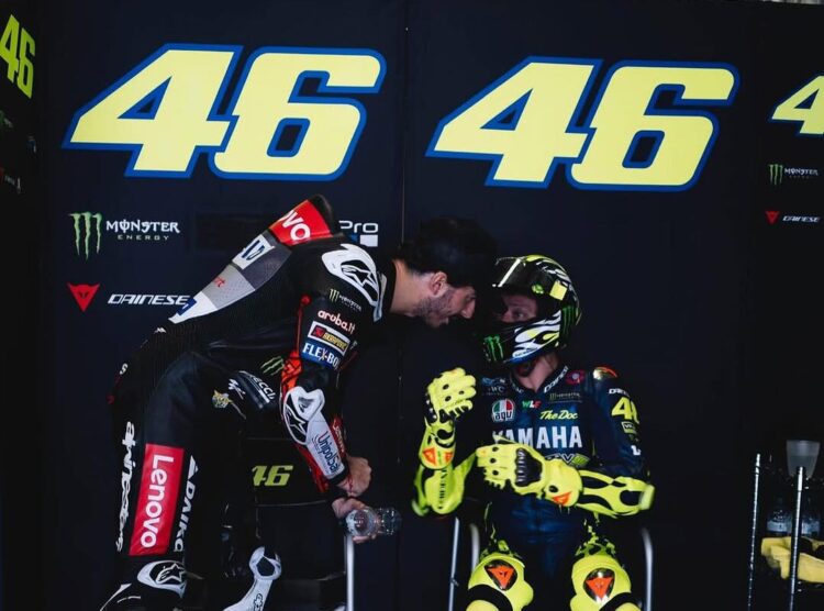 MotoGP: El maestro enseña a Bagnaia. Rossi aconseja: «No caigas en las trampas»