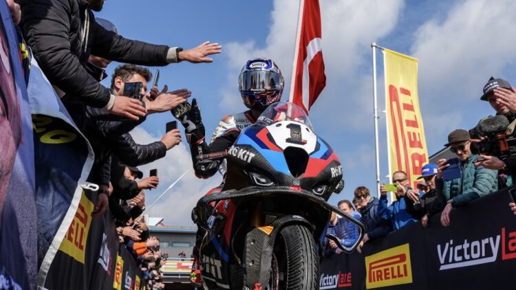 WSBK Assen, Carrera Superpole: Razgatlioglu gana, Bulega se retira
