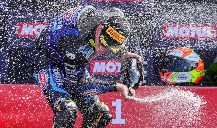 WSBK Assen, Carrera 2: Andrea Locatelli lleva Yamaha al triunfo