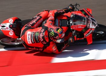 WSBK, Carrera Superpole: Bulega marca dos tantos por delante de Razgatlioglu y Bautista