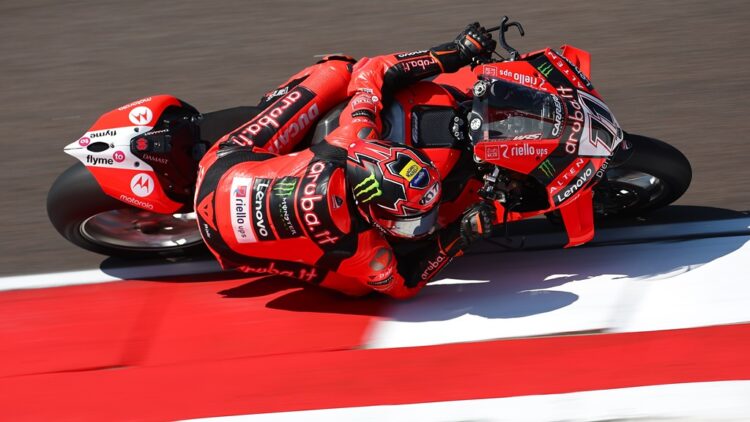 WSBK, Carrera Superpole: Bulega marca dos tantos por delante de Razgatlioglu y Bautista