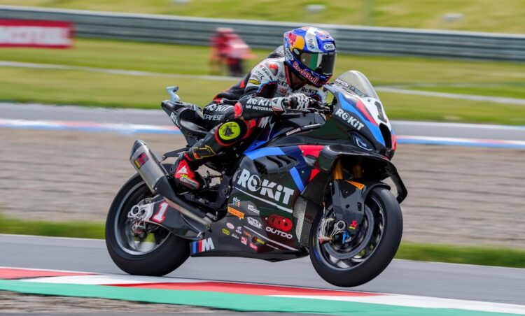 WSBK Most, FP1: High-side terrible de Bulega, Toprak 1º