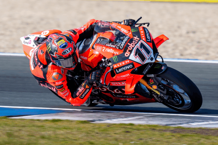 WSBK: Nicolò Bulega «enseña los dientes» y domina la primera jornada en Cremona