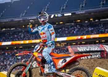AMA Supercross: Sexton gana en Denver y aún sueña con el título