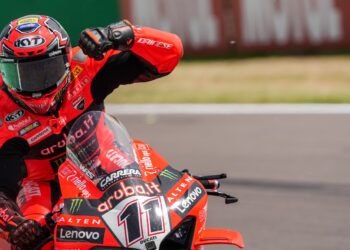 WSBK, Carrera 1: Bulega aguanta a Razgatlioglu para ganar, Bautista tercero