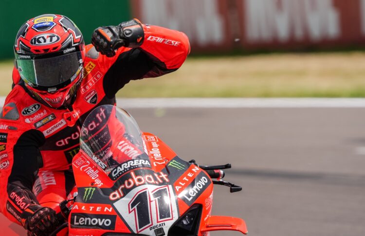 WSBK, Carrera 1: Bulega aguanta a Razgatlioglu para ganar, Bautista tercero