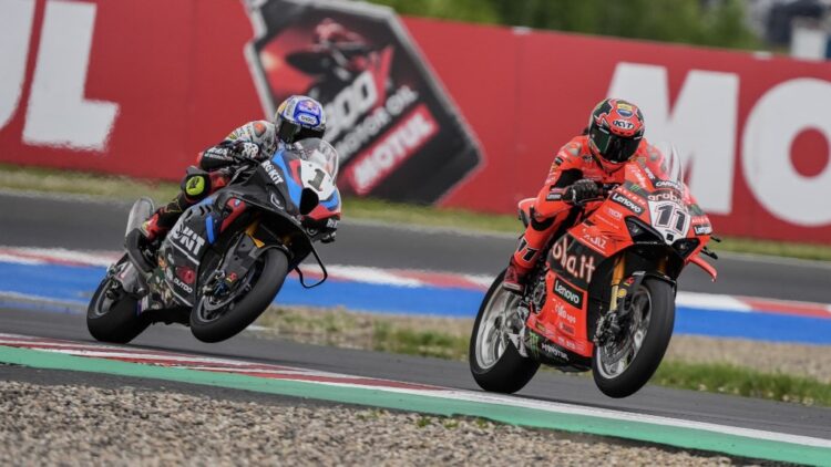 WSBK Most, Carrera 2: Bulega inflige una amarga derrota a Toprak y BMW