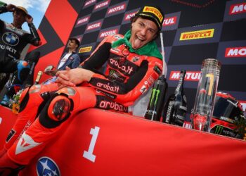 WSBK Most, Carrera 2: Bulega inflige una amarga derrota a Toprak y BMW