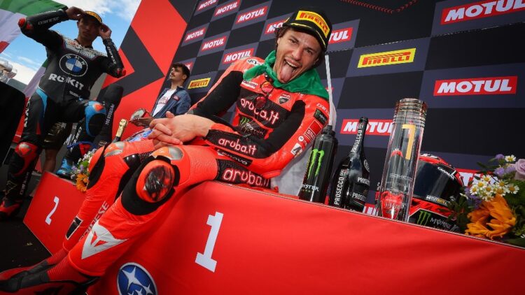 WSBK Most, Carrera 2: Bulega inflige una amarga derrota a Toprak y BMW