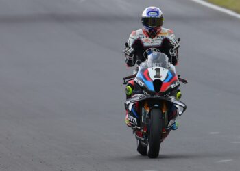 WSBK Most, Carrera 2: Bulega inflige una amarga derrota a Toprak y BMW