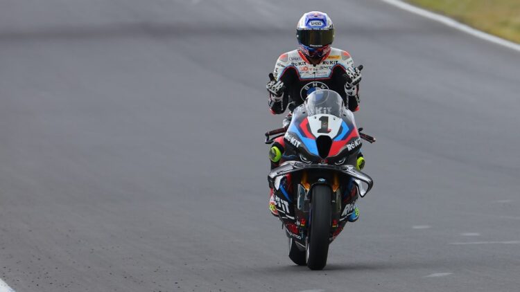 WSBK Most, Carrera 2: Bulega inflige una amarga derrota a Toprak y BMW