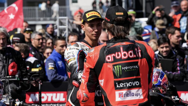 WSBK Most: Toprak se lleva la pole, Bulega es su sombra