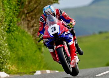 Tourist Trophy: Davey Todd (BMW) marca el mejor tiempo de la semana