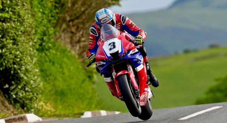 Tourist Trophy: Davey Todd (BMW) marca el mejor tiempo de la semana