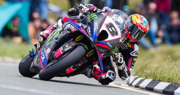 Tourist Trophy: Davey Todd (BMW) marca el mejor tiempo de la semana