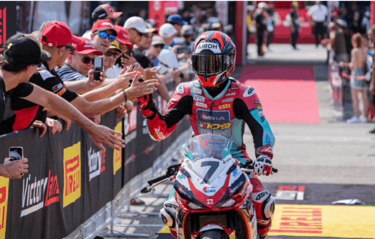 WSSP300, Misano Carrera 2: El debutante español Benat logra la victoria para Kove