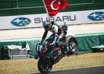 WSBK, Misano Carrera Superpole: Bassani derriba a Bulega, Toprak le agradece y gana