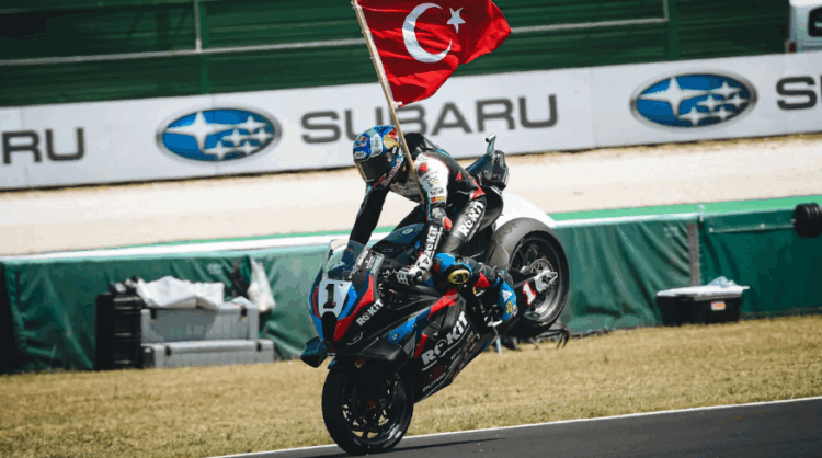 WSBK, Misano Carrera Superpole: Bassani derriba a Bulega, Toprak le agradece y gana