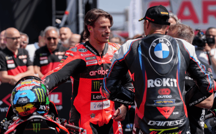 WSBK, Misano: Bulega se alza con la pole con una vuelta récord