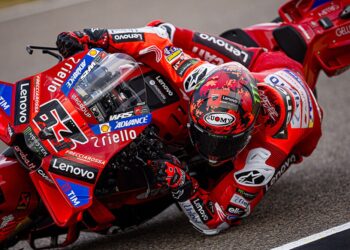 MotoGP, Brno Q2: Márquez se cae y cede la pole a Pecco Bagnaia