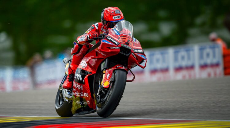 MotoGP, Sachsenring: Marc Márquez se lleva la victoria ante Bezzecchi en la última vuelta