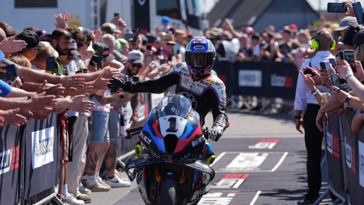 WSBK: Toprak Razgatlioglu consigue la pole position en Donington Park